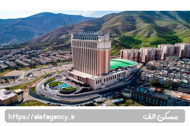 نمایی از هتل اسپیناس پالاس در زمین های سعادت آباد